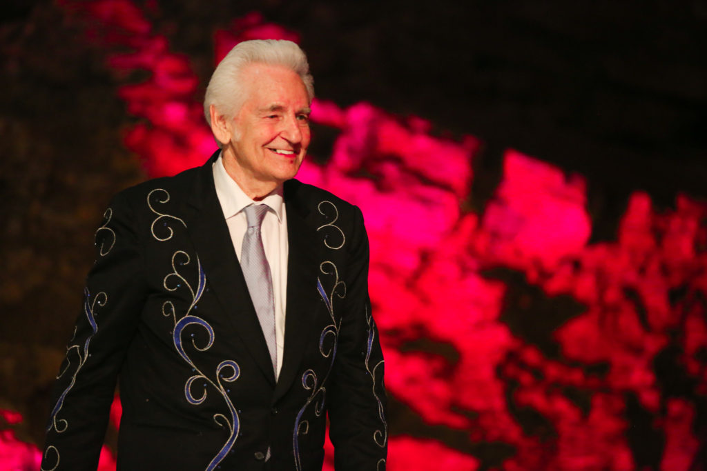 DEL MCCOURY performs at the Caverns in Tennessee